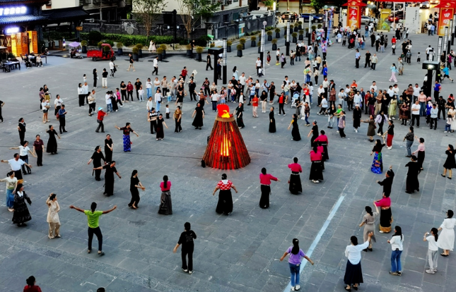 高山花海與雪山共舞，生態(tài)旅游熱度攀升