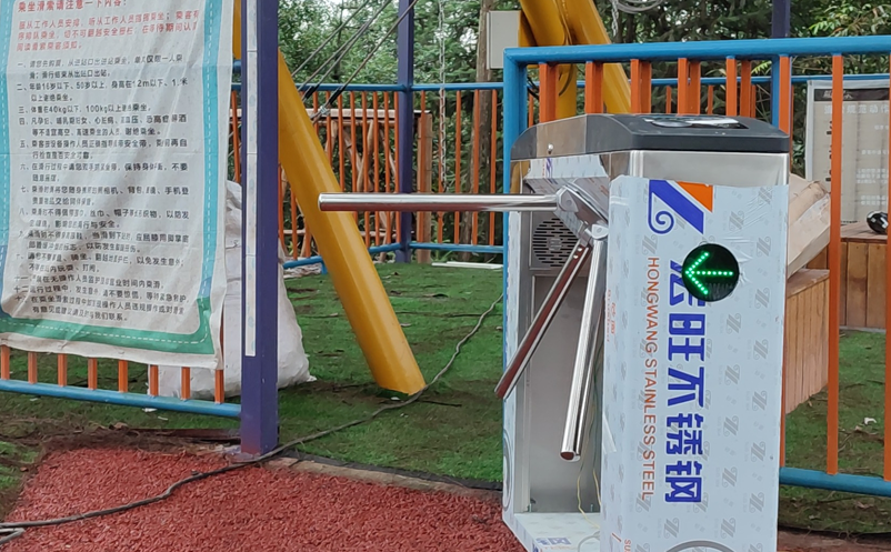 易景通工作人員在四川歡樂(lè)叢林景區(qū)滑索處智能檢票閘機(jī)安裝圖