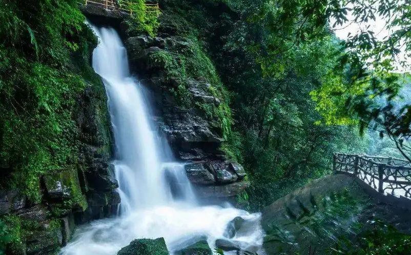 旅游景區(qū)針對(duì)五一假期旅游，加強(qiáng)防控管理